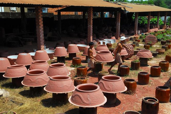 La aldea de oficio tradicional de Dai Hung es famosa por sus grandes tinajas (Fuente: VNA)