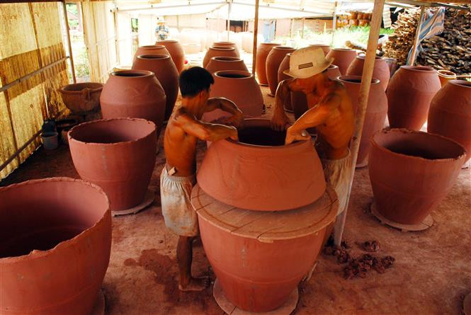 La aldea de oficio tradicional de Dai Hung es famosa por sus grandes tinajas (Fuente: VNA)