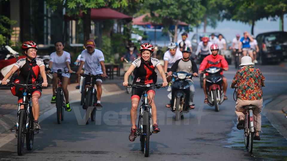 La actividad cuenta con la participación de Vicky y Vanessa Weisenmaier, quienes están realizando un viaje en bici por China y países sudesteasiáticos para mejorar la conciencia sobre el comercio de animales salvajes (Fuente: VNA)
