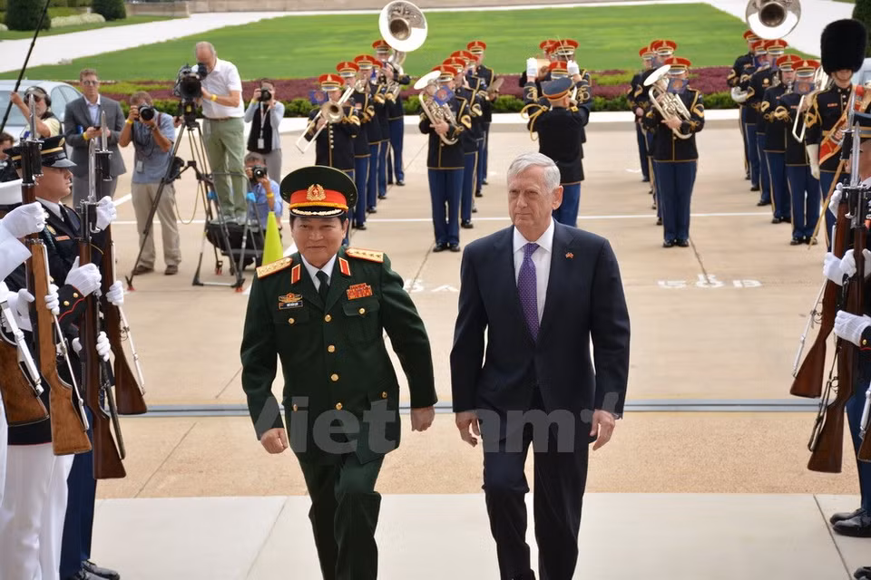 El secretario de Defensa de Estados Unidos, James Mattis, recibe a su homólogo vietnamita, Ngo Xuan Lich (Fuente: VNA)
