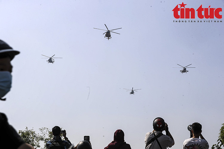 Muchas personas esperan para ver las actuaciones de la Fuerza Aérea y al Ejército Popular de Vietnam (Fuente: VNA)