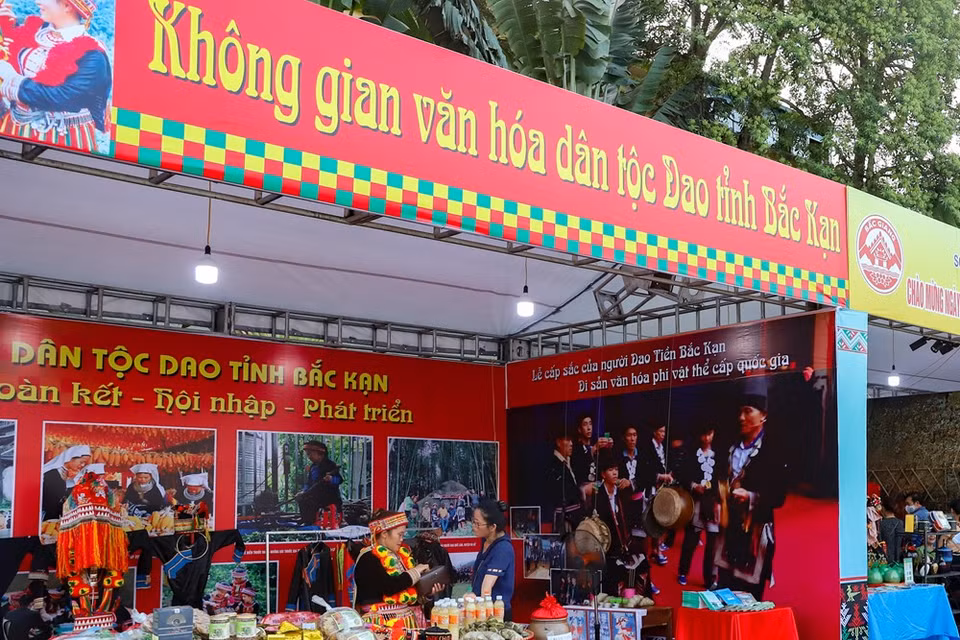 A pesar de la tendencia al desarrollo, el grupo Dao rojo en el distrito de Luc Yen, provincia norvietnamita de Yen Bai, aún preserva sus atuendos tradicionales junto con una particular belleza cultural y costumbres propias. Los trajes tradicionales de las minorías étnicas son parte de su belleza cultural única. En su tiempo libre, Trieu Thi Sinh, una anciana de la aldea de Giap Cang, comuna de Khai Trung, en el distrito de Luc Yen, se reúne con mujeres jóvenes locales para enseñarlas a hacer ropa. La maestra no solo les demuestra cómo usar aguja e hilo, sino que también les explica el significado de cada diseño y patrón. Su trabajo contribuye en gran medida a los esfuerzos por preservar la cultura de los grupos étnicos minoritarios (Fuente: Vietnam+)