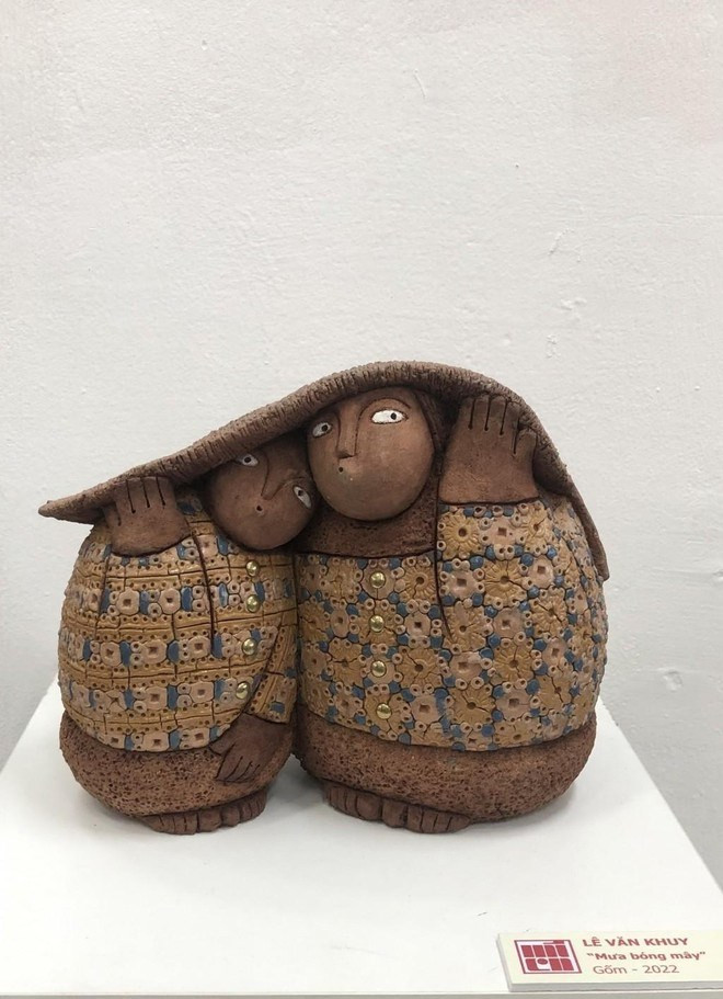 También se emplea la técnica tradicional de elaboración de cerámica de los artesanos de origen chino y la de cocción con madera. Quach Huu, un artesano con más de 40 años de experiencia en Tan Phuoc Khanh, explicó: “La profesión se transmite de padres a hijos; yo soy la tercera generación de mi familia. El trabajo a menudo se describe en broma como ʻjugar con arcillaʼ, porque durante todas las etapas, como la recolección de la tierra, el filtrado, la mezcla y el amasado, las manos siempre están cubiertas de esa materia”. Las instalaciones de Quach Huu se especializan en la producción de macetas de porcelana, para la venta nacional y la exportación (Fuente: Vietnam+)