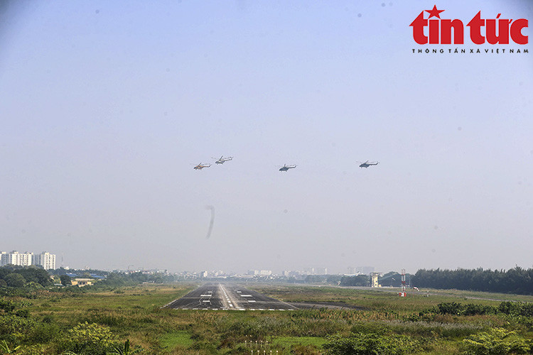La flota de cuatro helicópteros Mi sobrevolando la zona del aeropuerto Gia Lam, Hanoi (Fuente: VNA)