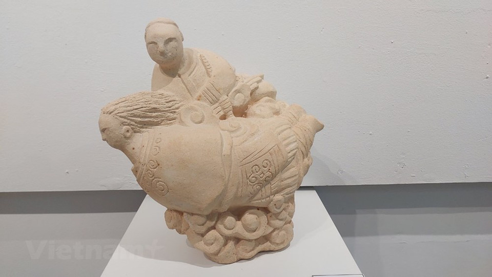 Inspirado en los tornos de alfarería locales y los hornos antiguos, el Museo de cerámica Bat Trang, en el distrito de Gia Lam, en Hanoi, se está convirtiendo en un nuevo destino turístico ideal de la capital vietnamita. En un área de tres mil 700 metros cuadrados en el poblado de Bat Trang, el museo integra el proyecto "La quintaesencia del pueblo artesanal vietnamita", cuyo objetivo es desarrollar pueblos artesanales en todo el país. El museo consta de siete edificios en forma de embudo entrelazados entre sí, con paredes exteriores talladas en patrones de varias capas que forman una obra única. Hay tres pisos de exhibición, que ayudan a los visitantes a comprender la historia del pueblo artesanal (Fuente: Vietnam+)