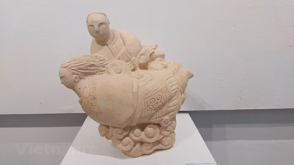 Inspirado en los tornos de alfarería locales y los hornos antiguos, el Museo de cerámica Bat Trang, en el distrito de Gia Lam, en Hanoi, se está convirtiendo en un nuevo destino turístico ideal de la capital vietnamita. En un área de tres mil 700 metros cuadrados en el poblado de Bat Trang, el museo integra el proyecto "La quintaesencia del pueblo artesanal vietnamita", cuyo objetivo es desarrollar pueblos artesanales en todo el país. El museo consta de siete edificios en forma de embudo entrelazados entre sí, con paredes exteriores talladas en patrones de varias capas que forman una obra única. Hay tres pisos de exhibición, que ayudan a los visitantes a comprender la historia del pueblo artesanal (Fuente: Vietnam+)