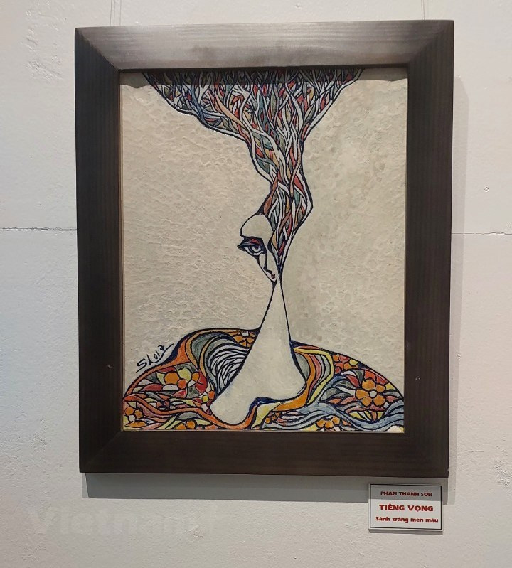 Además, las alcancías hechas a mano en Lai Thieu, y las ollas y jarras de los hornos de Dai Hung, en la ciudad de Thu Dau Mot, también son productos únicos de la cerámica artesanal de Binh Duong. Las fortalezas para la venta de la cerámica de Binh Duong radican en su durabilidad, su hermoso esmalte y los diversos temas decorativos cercanos a los corazones vietnamitas, como las vistas del campo del sur y los monumentos y paisajes famosos de Vietnam. Las cerámicas actuales del territorio combinan las tradiciones nacionales y la modernidad occidental, lo que las hace muy populares en el mercado europeo. Los fabricantes de Minh Long I son considerados pioneros en llevar al mundo productos de alta calidad de Binh Duong (Fuente: Vietnam+)