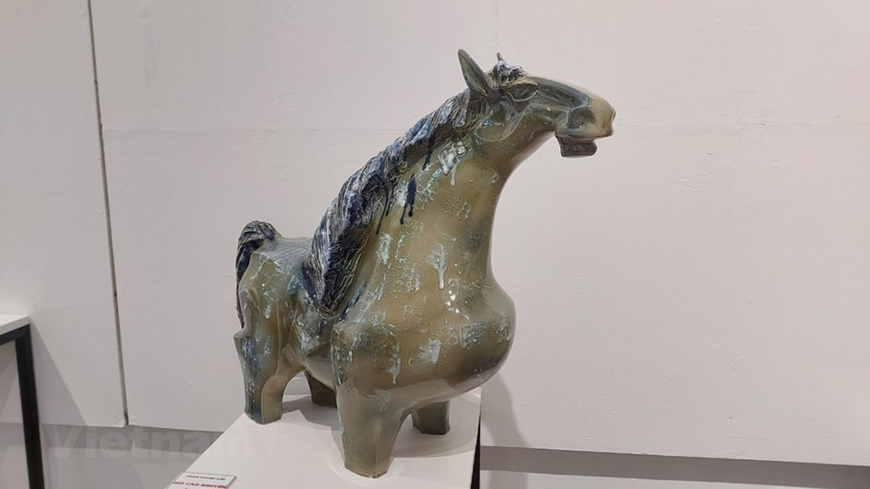 Las porcelanas de alta gama de Binh Duong, de la marca Minh Long I, fueron elegidas como obsequios nacionales para más de 40 jefes de Estado durante visitas oficiales al país. Se dice que la alfarería en Binh Duong fue iniciada a finales del siglo XVIII y principios del XIX por chinos que vinieron en busca de oportunidades. La región cuenta en la actualidad con tres antiguos y afamados pueblos dedicados a esta actividad: Tan Phuoc Khanh, Lai Thieu y Chanh Nghia. Una característica de la cerámica de Binh Duong es el uso de arcilla altamente flexible y pegajosa que se encuentra en las orillas de los ríos locales (Fuente: Vietnam+)