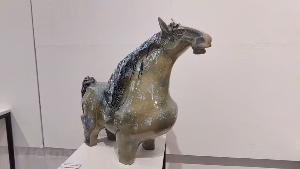 Las porcelanas de alta gama de Binh Duong, de la marca Minh Long I, fueron elegidas como obsequios nacionales para más de 40 jefes de Estado durante visitas oficiales al país. Se dice que la alfarería en Binh Duong fue iniciada a finales del siglo XVIII y principios del XIX por chinos que vinieron en busca de oportunidades. La región cuenta en la actualidad con tres antiguos y afamados pueblos dedicados a esta actividad: Tan Phuoc Khanh, Lai Thieu y Chanh Nghia. Una característica de la cerámica de Binh Duong es el uso de arcilla altamente flexible y pegajosa que se encuentra en las orillas de los ríos locales (Fuente: Vietnam+)