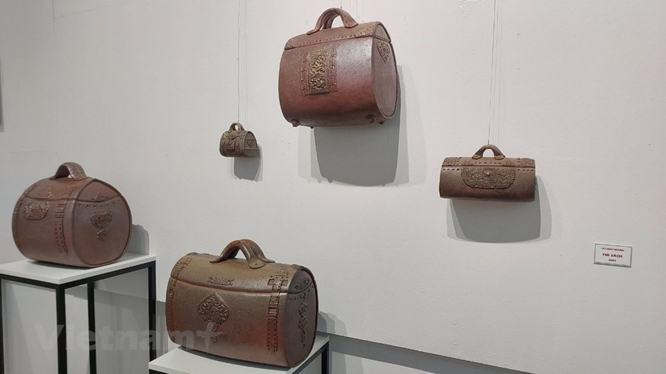 La escultura del sapo, que mide 173 centímetros de largo, 110 centímetros de ancho y 78 centímetros de alto, fue realizada con arcilla y un esmalte único. Con un peso de mil 500 kilogramos, fue fabricado por Nguyen Hung en 2018 tras seis meses y medio de trabajo. La criatura mítica es conocida en Asia como un símbolo de prosperidad. "En los récords mundiales, tratamos de encontrar y compartir logros asombrosos en todo el mundo. El artista Nguyen Hung y sus obras han encarnado plenamente la gran creatividad de los seres humanos, que ayudan a crear elegantes obras de arte con un valor cultural único", dijo Mai Mc Millan, representante de la Unión de Récords Mundiales (Fuente: Vietnam+)