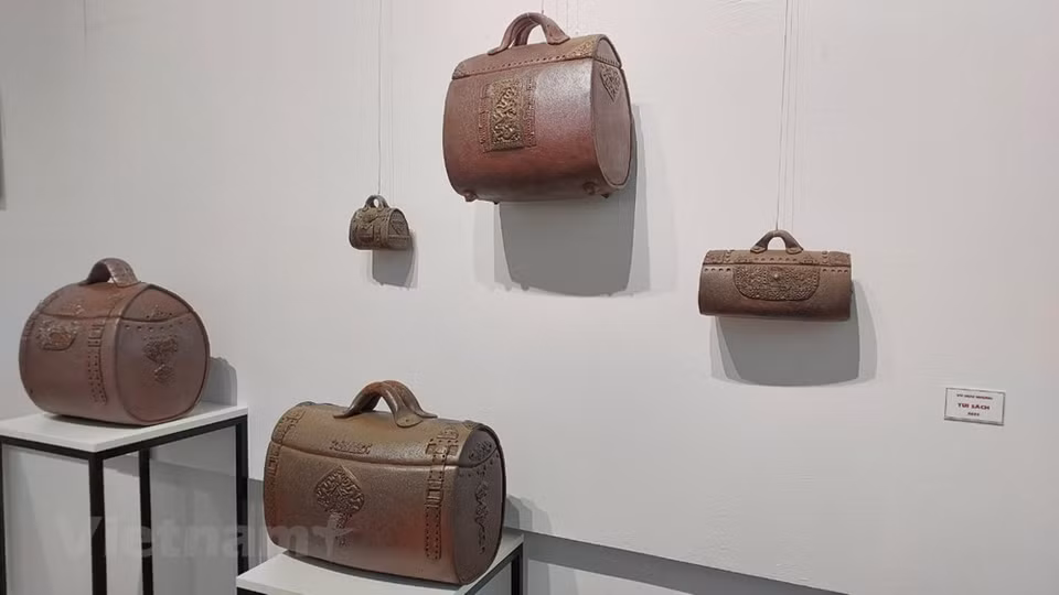 La escultura del sapo, que mide 173 centímetros de largo, 110 centímetros de ancho y 78 centímetros de alto, fue realizada con arcilla y un esmalte único. Con un peso de mil 500 kilogramos, fue fabricado por Nguyen Hung en 2018 tras seis meses y medio de trabajo. La criatura mítica es conocida en Asia como un símbolo de prosperidad. "En los récords mundiales, tratamos de encontrar y compartir logros asombrosos en todo el mundo. El artista Nguyen Hung y sus obras han encarnado plenamente la gran creatividad de los seres humanos, que ayudan a crear elegantes obras de arte con un valor cultural único", dijo Mai Mc Millan, representante de la Unión de Récords Mundiales (Fuente: Vietnam+)