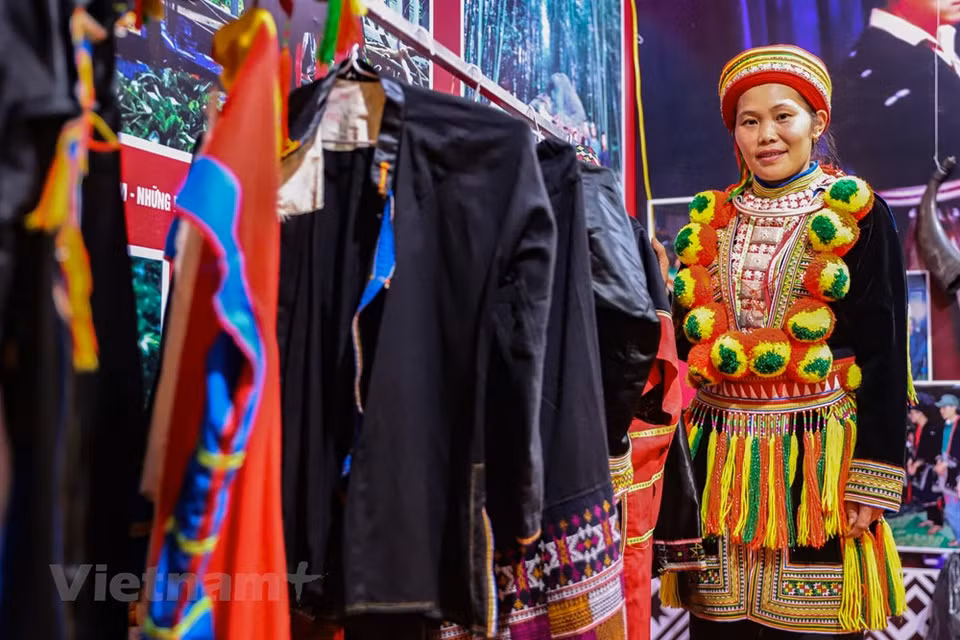 Unas 294 familias con mil 400 personas habitan actualmente en el distrito de Luc Yen, donde el pueblo Dao rojo representa más del 61 por ciento. Aunque vive con otros grupos étnicos, la gente de Dao rojo ha conservado sus bellezas culturales tradicionales, sobre todo los festivales de baile del fuego y rezar por una buena cosecha. En la tendencia del desarrollo social, la belleza cultural tradicional de las minorías étnicas ha desaparecido gradualmente. Se reconoce respetuosamente el hecho de que la gente de Dao rojo en el distrito de Luc Yen sea consciente de la preservación y promoción de los valores culturales, especialmente la costura de sus trajes tradicionales (Fuente: Vietnam+)