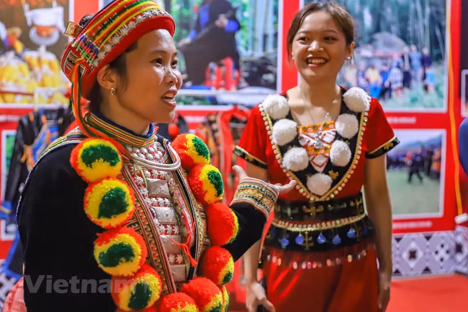 Según Thi Sinh, se requiere de diligencia, meticulosidad, tiempo y esfuerzo para poder hacer por completo un traje tradicional de la minoría étnica Dao rojo, por lo tanto, cada mujer Dao rojo debe aprovechar su tiempo libre para bordar. Sobre el fondo de la ropa negra, la gente de Dao rojo utiliza cuatro colores principales, incluidos rojo, amarillo, azul y blanco para decorar el vestuario. En las creencias del pueblo Dao, una vez que los habitantes visten ese traje tradicional, siempre están protegidos y bendecidos por Dios y los antepasados. Por otro lado, cuando mueran, el traje se entierra junto con ellos y los botones devienen una señal para que la gente de Dao rojo pueda reunirse con sus antepasados (Fuente: Vietnam+)