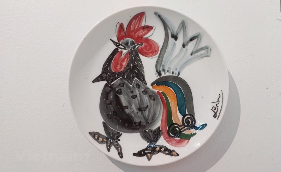 La alfarería artesanal, apuntó, requiere habilidad de los trabajadores y una atención meticulosa, especialmente durante el modelado y el vidriado. Cocer un lote de 200 artículos en su taller toma tres días utilizando madera. El proceso requiere experiencia para que el fuego se mantenga correctamente, requisito de una cerámica bellamente cocida. Si en el pasado se elaboraban principalmente artículos para el hogar, como cuencos, tazas, platos, taburetes, estatuas y macetas, ahora se trabaja de acuerdo con la demanda de los consumidores, y la producción industrializada y modernizada ha impulsado el nacimiento de líneas de una amplia diversidad, que incluyen desde objetos básicos hasta los de alta gama, atendiendo todo tipo de exigencias (Fuente: Vietnam+)