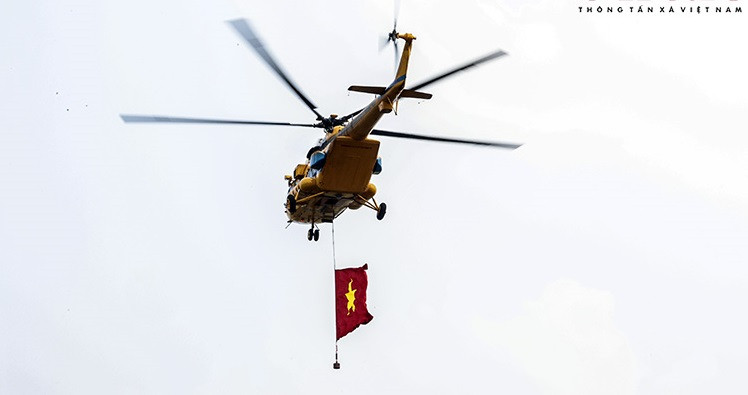Los helicópteros que remolcan la Bandera Nacional están listos para la ceremonia de apertura de la Exposición Internacional de Defensa de Vietnam 2022 (Fuente: VNA)
