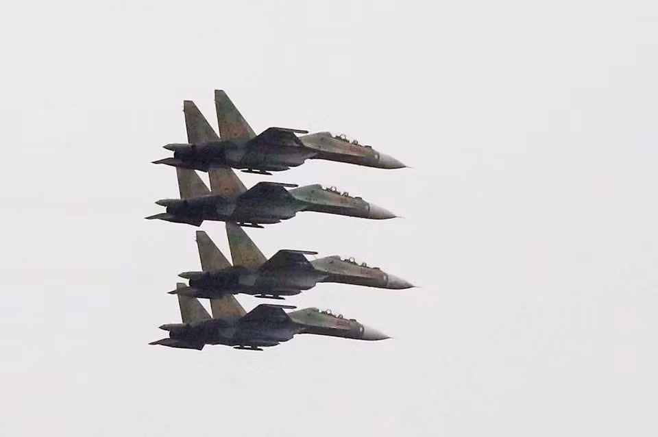La flota de aviones Su-30MK2 realiza ensayo para la Exposición Internacional de Defensa de 2022 (Fuente: VNA)