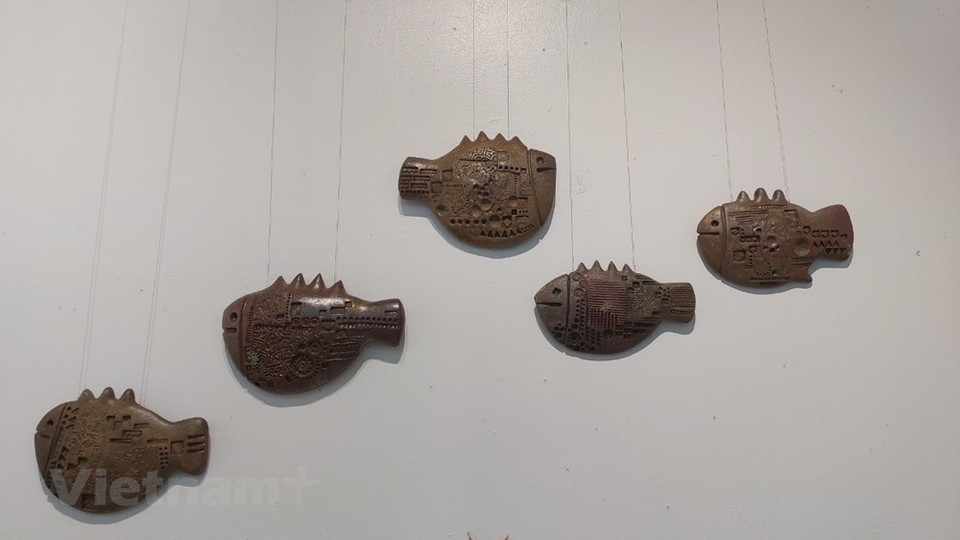 Mientras que la azotea deviene un lugar para que los visitantes se relajen, el sótano de la obra les permite experimentar moldeando cerámicas a partir de los objetos más rudimentarios. Bat Trang es conocido por el comercio tradicional de alfarería. En los últimos años, los turistas han acudido en masa a este pueblo para buscar artefactos tradicionales y comprar artículos de cerámica. En los últimos años, las cerámicas fabricadas en la provincia survietnamita de Binh Duong han aparecido en muchos eventos nacionales e internacionales importantes, como el Congreso Nacional del Partido, los Foros de APEC Vietnam 2006 y 2017, la celebración del milenio de Thang Long-Hanoi y la 17a Cumbre de la ASEAN (Fuente: Vietnam+)