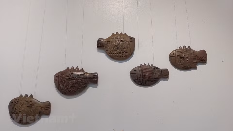 Mientras que la azotea deviene un lugar para que los visitantes se relajen, el sótano de la obra les permite experimentar moldeando cerámicas a partir de los objetos más rudimentarios. Bat Trang es conocido por el comercio tradicional de alfarería. En los últimos años, los turistas han acudido en masa a este pueblo para buscar artefactos tradicionales y comprar artículos de cerámica. En los últimos años, las cerámicas fabricadas en la provincia survietnamita de Binh Duong han aparecido en muchos eventos nacionales e internacionales importantes, como el Congreso Nacional del Partido, los Foros de APEC Vietnam 2006 y 2017, la celebración del milenio de Thang Long-Hanoi y la 17a Cumbre de la ASEAN (Fuente: Vietnam+)