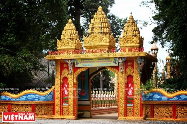 La puerta y la cerca de una pagoda jemer se adornan con las características artísticas que cuentan historias de la leyenda de Buda. (Foto: VNA)