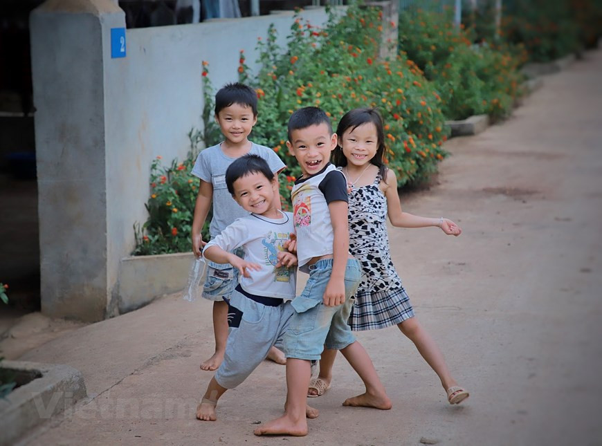 En la foto están los niños de la minoría étnica de Thai Den en la zona de reasentamiento en la aldea de Doi. Anteriormente cuando se construyó el proyecto hidroeléctrico de Son La, los pobladores de Thai Den se mudaron de su aldea Doi 2 del distrito de Muong La a esta localidad y conviven desde entonces con los pueblos de Thai. Los niños de las etnias minoritarias no tienen muchos juguetes como los de las ciudades modernas, por lo que siempre se reúnen en grupos para jugar juntos. Son de los más inocentes, pues sus padres no los dejan saber de las dificultades que causa el COVID-19 a la vida y aún pueden disfrutar de sus años de infancia. (Foto: Mai Mai/Vietnam+)