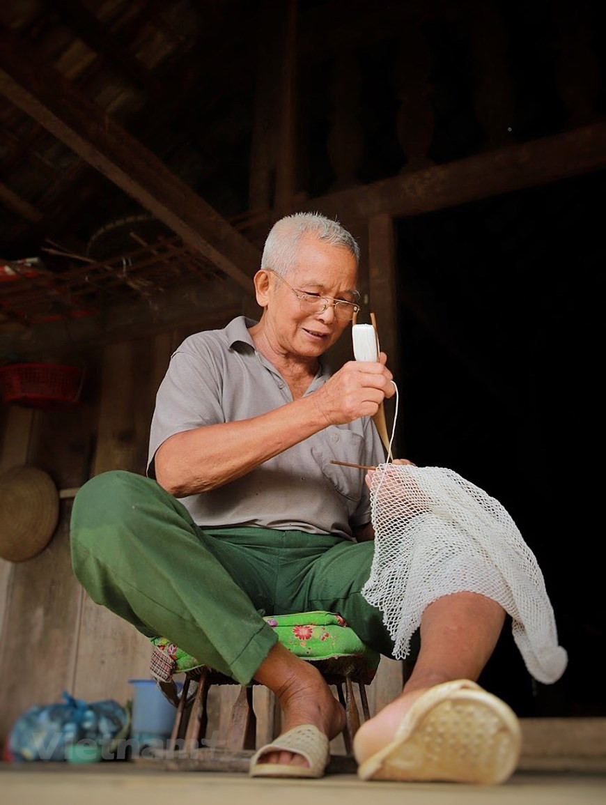 En la aldea de Doi del distrito de Moc Chau en Son La, la mayoría de los utensilios diarios de las personas se elaboran todos a mano sin el apoyo de máquinas modernas. Actualmente la gente de Thai aún conserva los métodos de producción manual de muchos artículos del hogar, como las redes de pesca o los trajes tradicionales de la etnia. Cada producto posee sus propias características y lleva la huella del artesano. Durante muchas generaciones, las técnicas de producción se conservan y mejoran, contribuyendo así a crear productos únicos y de buena calidad, que sirven a las necesidades diarias de los pobladores. (Foto: Mai Mai/Vietnam+)