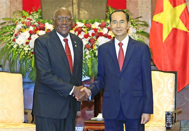  El presidente vietnamita, Tran Dai Quang, recibe al primer vicepresidente de los Consejos de Estado y de Ministros de Cuba, Salvador Valdés Mesa (Fuente: VNA)