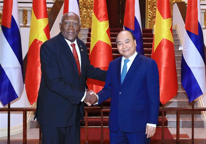 El primer ministro vietnamita, Nguyen Xuan Phuc, recibe al primer vicepresidente de los Consejos de Estado y de Ministros de Cuba, Salvador Valdés Mesa (Fuente: VNA)
