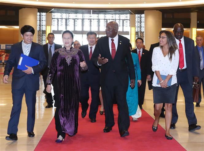La presidente de la Asamblea Nacional de Vietnam, Nguyen Thi Kim Ngan, recibe al primer vicepresidente de los Consejos de Estado y de Ministros de Cuba, Salvador Valdés Mesa (Fuente: VNA)