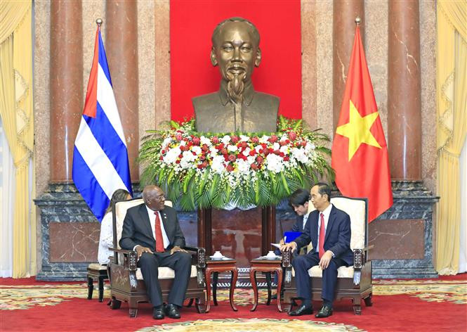  El presidente vietnamita, Tran Dai Quang, recibe al primer vicepresidente de los Consejos de Estado y de Ministros de Cuba, Salvador Valdés Mesa (Fuente: VNA)