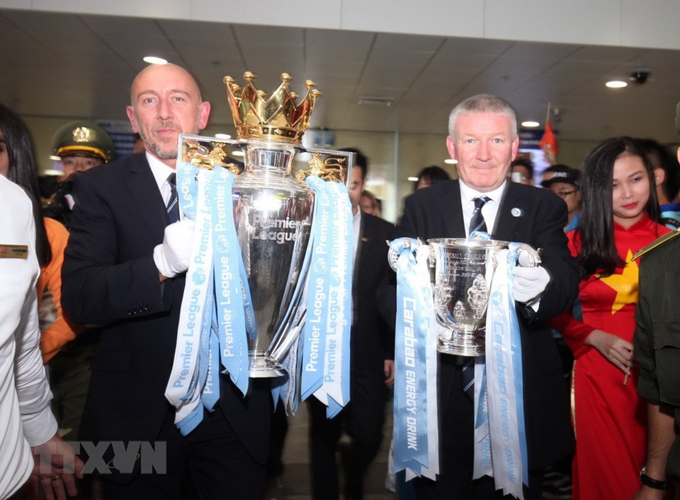 Representantes del club Manchester City llegaron con la Copa (Fuente: VNA)