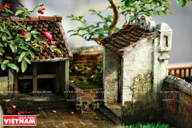 Los detalles de la casa, como tejas, ladrillos y jarra de agua, se hacían a mano meticulosamente (Fuente: VNA)