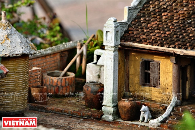 Todas las partes de la casa, como la puerta, las paredes cubiertas de musgo, el patio y los árboles dan una sensación familiar a los espectadores (Fuente: VNA)