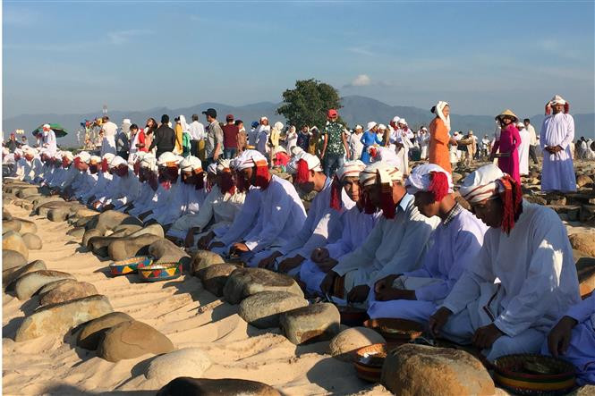 La festividad de dos días comienza con un recorrido por las tumbas de los antepasados, a quienes invitan a regresar a casa para celebrar el Ramuwan, mientras cada familia organiza rituales en homenaje a sus predecesores (Fuente: VNA)
