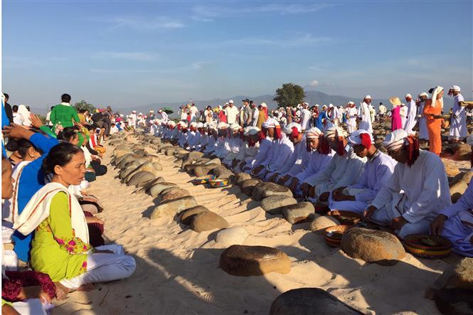 Otras actividades que se llevan a cabo durante el festival son el festejo Va Ha y el mes del Ramadán, cuando muchos musulmanes ayunan desde el amanecer hasta el atardecer (Fuente: VNA)