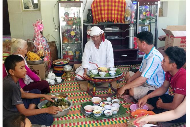 Los pueblos de Cham islámicos (Cham Bani), en esta provincia central, celebran un conjunto de actividades para dar la bienvenida a su tradicional festival Ramuwan (Año Nuevo), el más grande de su tipo de esta comunidad en Vietnam (Fuente: VNA)