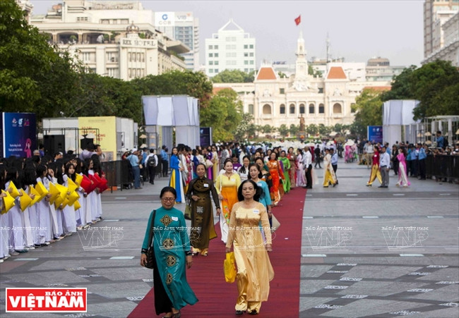 Las mujeres de Ciudad Ho Chi Minh se ven elegantes en Ao dai (Fuente: VNA)