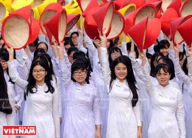 Un mil alumnos de la Escuela Secundaria Trung Vuong que llevaban Ao dai y marcharon a la letra S de Forma de Vietnam con los archipiélagos de Hoang Sa y de Truong Sa (Fuente: VNA)