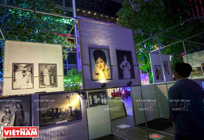 Exposición fotográficas de Ao dai en diferentes épocas en la calle Nguyen Hue (Fuente: VNA)