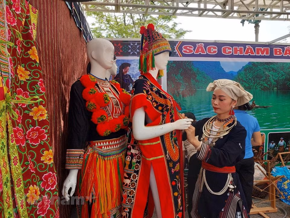 La cita, del 18 al 20 del presente mes, ilustra una parte de la identidad vietnamita y también constituye una oportunidad para que los artistas y artesanos en esas zonas intercambien experiencias relacionadas con la conservación de las identidades culturales de sus etnias y divulguen los valores de los trajes tradicionales vietnamitas a los amigos extranjeros, además de despertar el orgullo por los patrimonios culturales de cada grupo étnico. Con el tema “Colores de los trajes tradicionales de las minorías étnicas del Norte en el período de integración y desarrollo”, el festival se lleva a cabo junto con la apertura de la Semana "Gran Unidad de los Pueblos", la cual cuenta con la participación de representantes de 17 provincias y ciudades septentrionales (Fuente: Vietnam+)