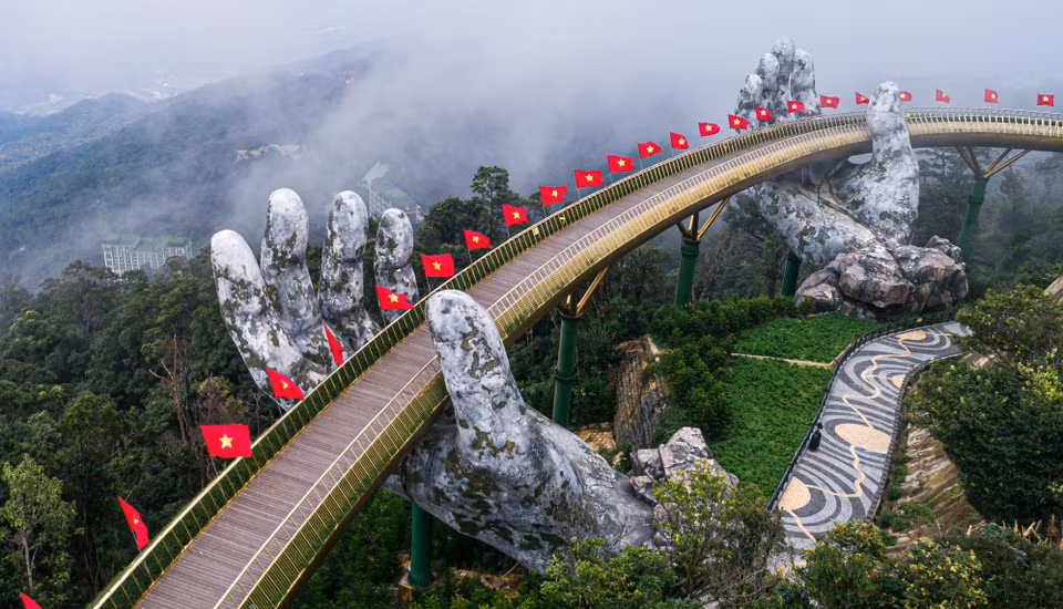 El puente dorado en la zona turística de Ba Na (Fuente: VNA)