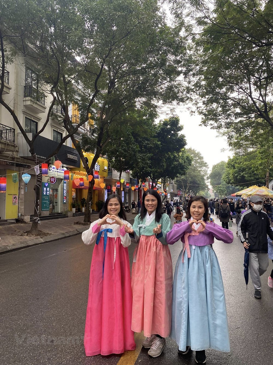 Delegaciones artísticas tradicionales del estado peninsular demostraron sus habilidades en el festival “Camino cultural de la amistad entre Vietnam y Corea del Sur”. Los jóvenes participantes en el acontecimiento expresaron su gran interés y gusto por experimentar los bailes y danzas folclóricas tradicionales de Corea del Sur. Con anterioridad, el Teatro de Artes Tradicionales de la Ciudad Imperial de Hue, en la provincia centrovietnamita de Thua Thien-Hue, en coordinación con la Compañía Provincial de Danza de Gyeonggi, llevó a cabo un programa artístico en conmemoración del 30 aniversario del establecimiento de las relaciones diplomáticas entre los dos estados (22 de diciembre). En el evento, los artistas brindaron a los espectadores diversas actuaciones impresionantes que refieren y destacan la cultura y la gente de cada nación (Foto: Vietnam+)