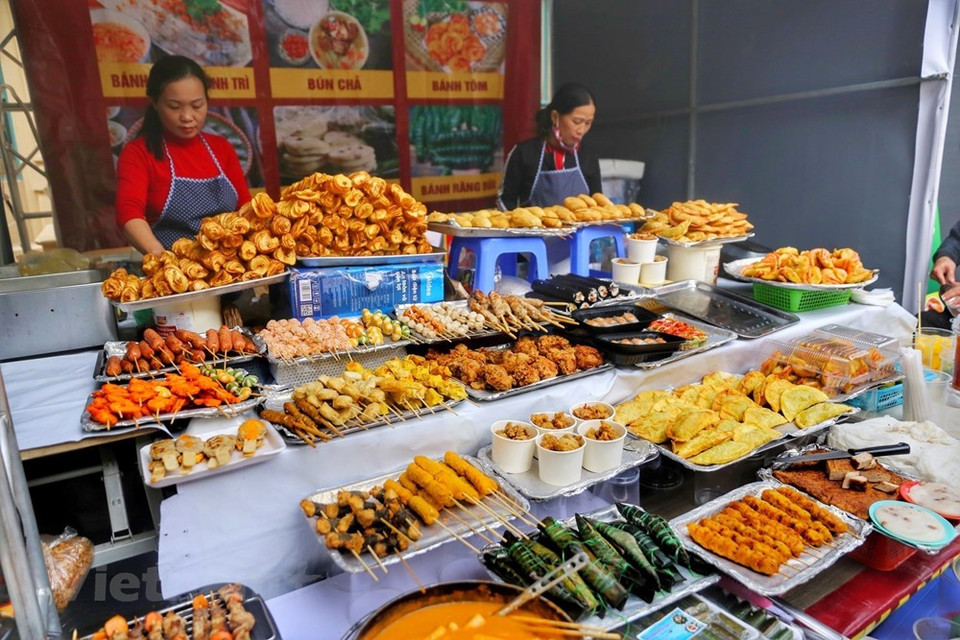 El festival “Camino cultural de la amistad entre Vietnam y Corea del Sur” propició la realización de numerosos programas culturales, artísticos, culinarios y de entretenimiento. Se trata de una de las actividades significativas con motivo del 30 aniversario del establecimiento de relaciones diplomáticas entre Vietnam y Corea del Sur (22 de diciembre). La cita contó con pabellones en los cuales se presentaron los platos típicos surcoreanos como fideos mixtos, pasteles de mariscos y carnes típicas condimentadas a la parrilla. Además de la gastronomía, los visitantes tuvieron oportunidad de experimentar actividades culturales y disfrutar de programas artísticos, incluida la interpretación de instrumentos musicales tradicionales de Corea del Sur y Vietnam (Foto: Vietnam+)