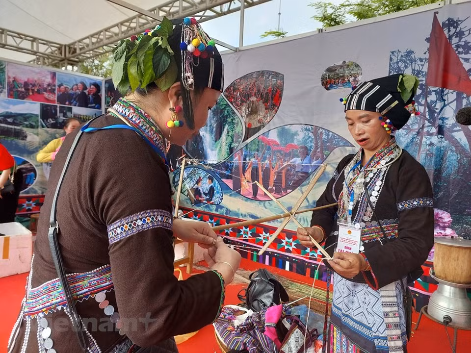 Las mujeres de la etnia Lu visten sus trajes festivos tradicionales. Algunas minorías étnicas de Vietnam tienen conceptos estéticos muy particulares, entre ellas la de Lu, una comunidad de solo cinco mil 500 almas que se establece principalmente en las comunas montañosas de los distritos de Phong Tho y Tan Uyen, en la provincia septentrional de Lai Chau. Los Lu viven desde tiempos remotos de la producción del arroz anegado y otras plantas alimenticias como el maíz, la mandioca y la patata. Las mujeres de esta etnia confeccionan ropa para sus familiares. Sus habilidades se reflejan sobre todo en los trajes y las bufandas que las jóvenes autóctonas lucen en el día de su casamiento, con bordados y motivos decorativos ingeniosamente trabajados sobre la tela de color índigo (Fuente: Vietnam+)