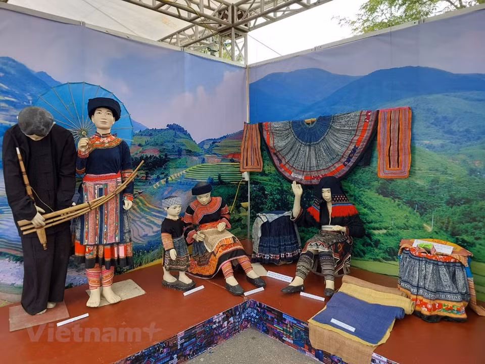 Una muestra de los trajes tradicionales del pueblo Hmong, en la provincia de Ha Giang. Uno de los grupos más numerosos entre las minorías étnicas en Vietnam se conoce con la denominación de Hmong, habitan las montañas del Norte de Vietnam y, posiblemente, resulta el que más fiel se ha mantenido a su identidad, creencias y tradiciones. La distribución geográfica de esa etnia abarca todo el norte de Vietnam, siempre en zonas de alturas elevadas, donde cultivan arroz de secano y plantas medicinales. Pueden constatarse varios grupos de Hmongs, distinguibles por su propia forma de vestir. Entre los grupos más numerosos se encuentran los Hmongs verdes, Hmong blancos, Hmong rojos y Hmong negros (Fuente: Vietnam+)