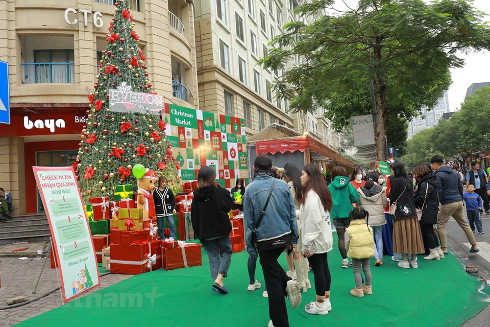 Además de los pabellones surcoreanos, el festival cuenta con un audaz espacio navideño para que los visitantes tomen fotografías. El festejo ofrece una ocasión ideal para el intercambio cultural y el entendimiento mutuo entre las dos naciones, así como para presentar la cultura surcoreana a los habitantes hanoyenses, en particular, y de Vietnam, en general. Vietnam y Corea del Sur establecieron sus relaciones diplomáticas el 22 de diciembre de 1992, pero antes se habían involucrado en actividades de cooperación. En septiembre de 2022, Corea del Sur seguía siendo el mayor inversor extranjero en Vietnam con 80,520 mil millones de dólares, lo cual representa el 18,6 por ciento de la inversión total en el país. (Foto: Vietnam+)