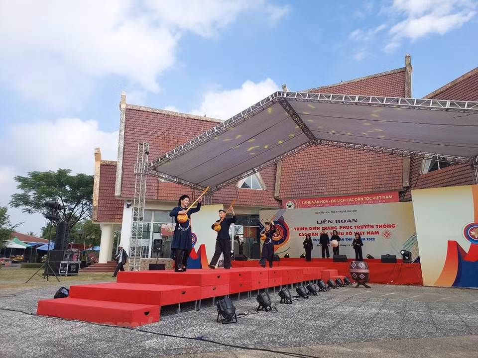 Momento de la actuación de los trajes tradicionales de la etnia Tay en el escenario principal. La comunidad Tay deviene la minoría étnica de mayor población entre las que conforman la nación vietnamita, con un millón 600 mil personas, principalmente asentadas en las provincias montañosas del norte. Los Tay viven, sobre todo, de la agricultura y tienen acumuladas experiencias en el cultivo intensivo de arroz y sobre parcelas anegadas. Igualmente son muy buenos en el cultivo de frutos menores y árboles frutales. Se dedican además a la ganadería, a la elaboración de brocados y otros oficios artesanales como la fabricación de instrumentos agrícolas, el trabajo sobre la madera y la alfarería (Fuente: Vietnam+)