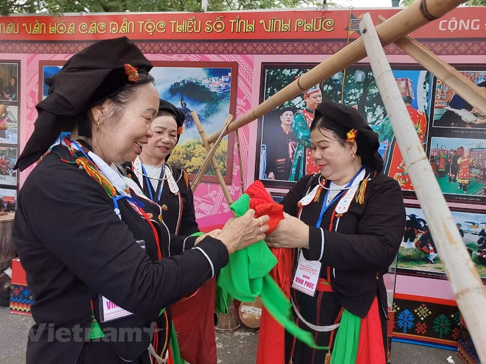 El festival cuenta con la participación de 600 artesanos, actores y pobladores de 22 etnias minoritarias provenientes de 17 provincias y ciudades norteñas del país, bajo el tema: “Colores de los trajes tradicionales de las minorías étnicas del Norte en el período de integración y desarrollo”. Los participantes presentaron sus coloridos trajes, de una belleza singular y distintiva de cada etnia. Se trata de una actividad encaminada a materializar las orientaciones y políticas del Partido Comunista y el Estado sobre las labores de la preservación de las particularidades culturales de los grupos minoritarios en el Norte del país, así como promover el patriotismo entre los pobladores (Fuente: Vietnam+)
