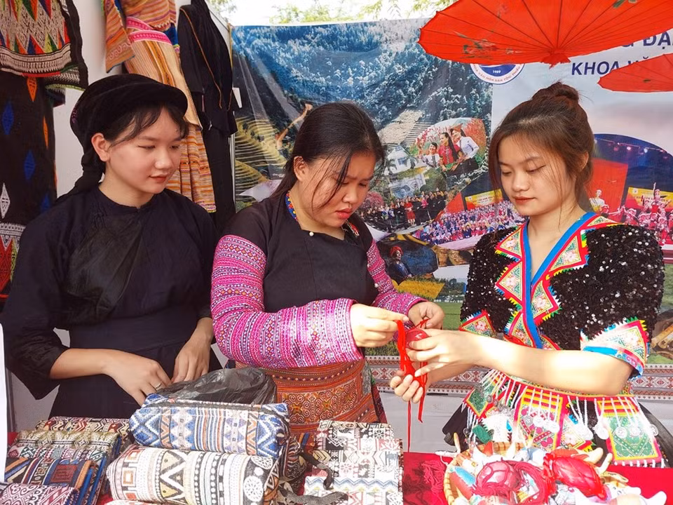Varias chicas de los grupos étnicos de Nung y Hmong en las provincias de Cao Bang, Son La y Dien Bien participan en el festival. El espacio de la Aldea de Cultura y Turismo de Grupos Minoritarios de Vietnam se convierte en un 'techo común' para que los grupos étnicos muestren su cultura única. En el marco del festival, se desarrollarán también una serie de actividades como un encuentro con artesanos y personas con importantes aportes a la conservación y promoción de las culturas de las minorías étnicas, un seminario acerca de las soluciones de ese tema, un desfile de trajes tradicionales, junto con varias exhibiciones sobre el propio asunto (Fuente: Vietnam +)