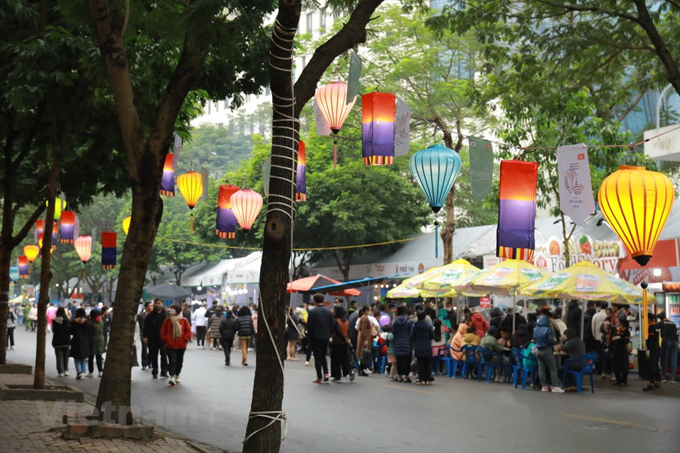 Farolillos vietnamitas y surcoreanos decoraron la calle peatonal a propósito del evento. La calle de Tran Van Lai se dedicó exclusivamente a los peatones que participaban en el festival “Camino cultural de la amistad entre Vietnam y Corea del Sur”. Se trata de la primera vez que se llevó a cabo este acontecimiento en el área urbana de My Dinh, del distrito de Nam Tu Liem, en Hanoi. Se espera que el festival se organice anualmente y se convierta en un destino turístico tanto para turistas surcoreanos como vietnamitas, en especial para los jóvenes. El festejo también tuvo como objetivo promover los nexos de amistad, el intercambio cultural y artístico, así como el entendimiento mutuo entre los pobladores de los dos países (Foto: Vietnam+)