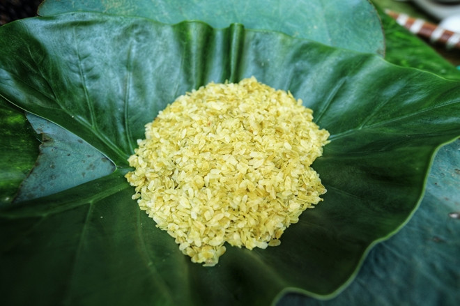 Generalmente los paquetes de arroz verde se envuelven con dos capas de hoja de loto para conservar la humedad, el sabor y el olor (Fuente: VNA)